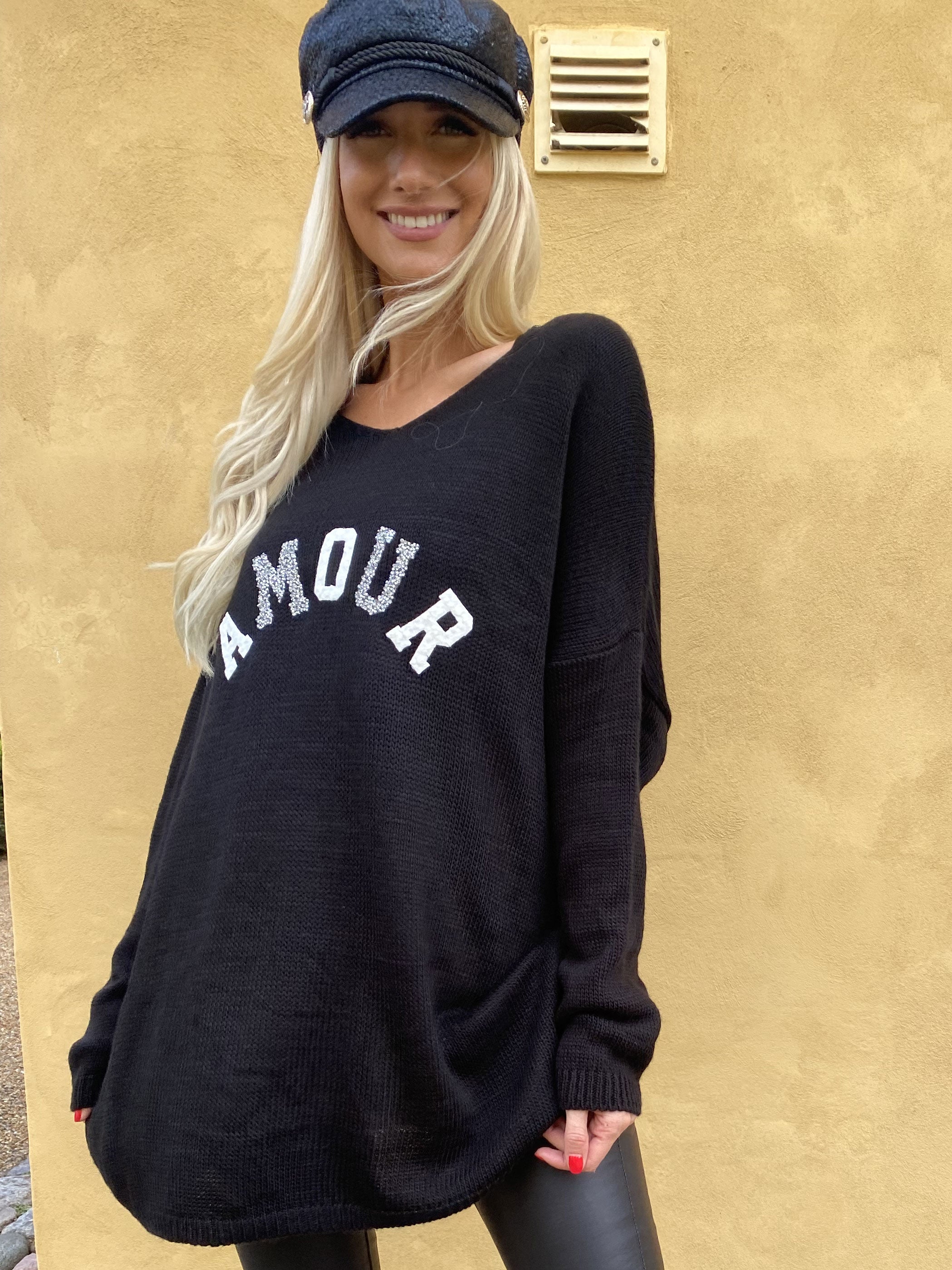 Ninna - Strikbluse med amour stående foran